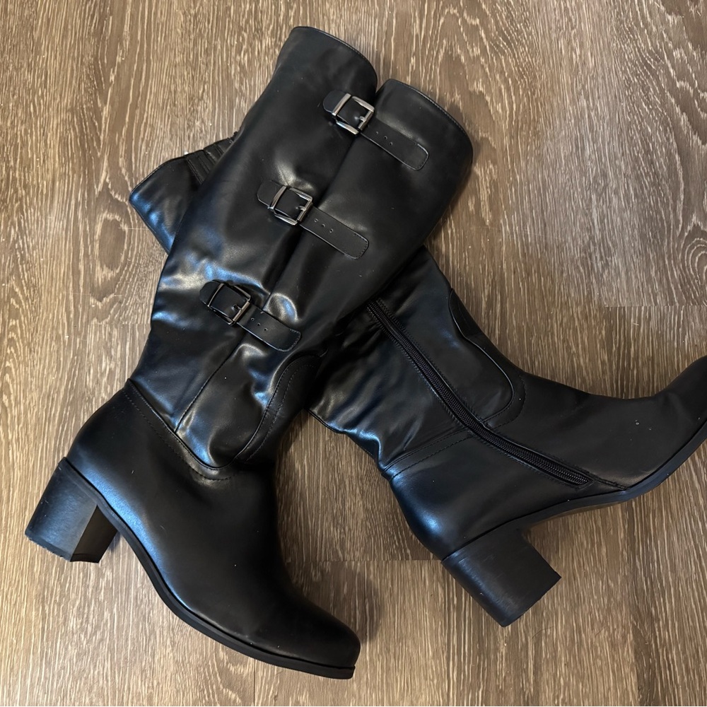 Elegant Black Heeled Boots with Buckle Detail